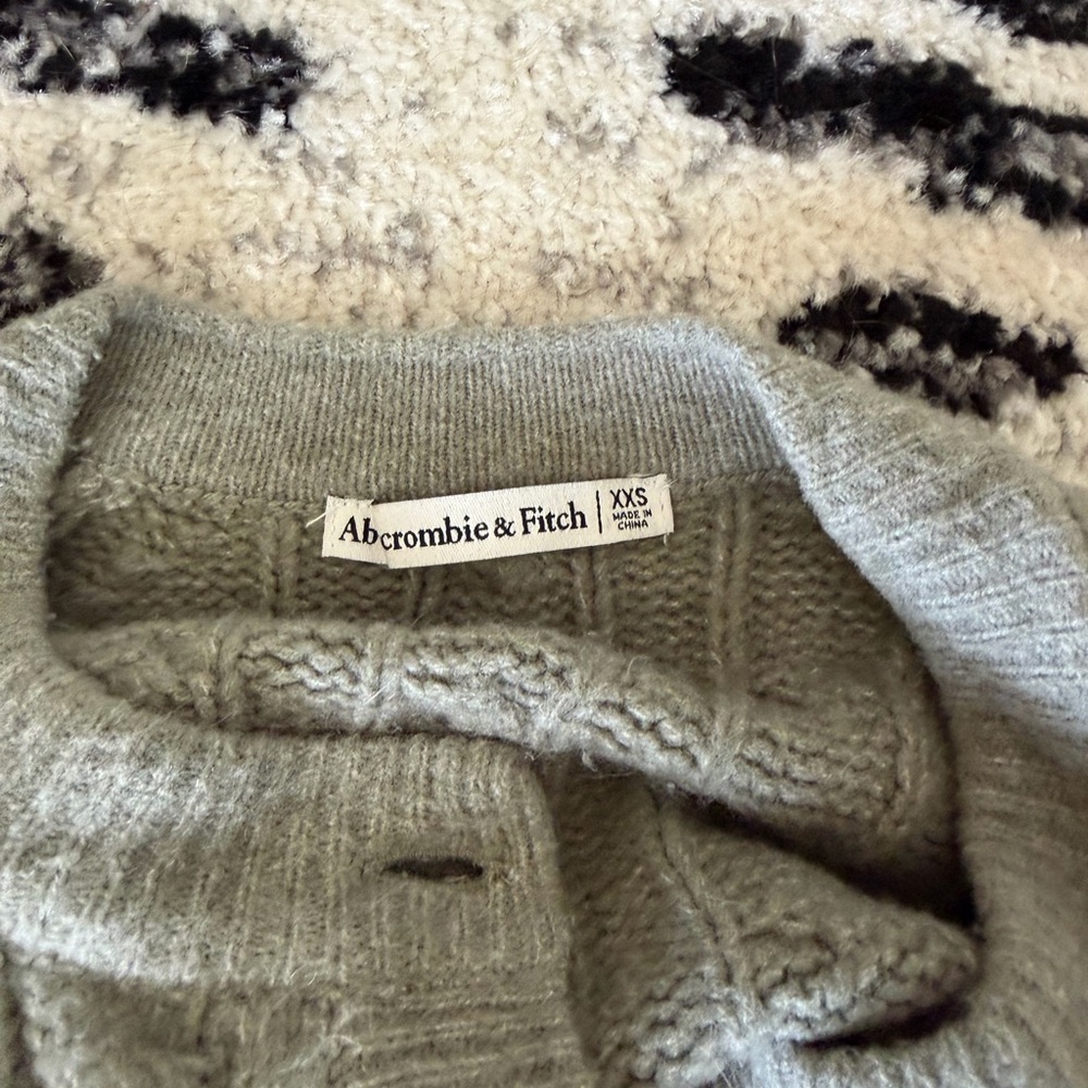 Abercrombie & Fitch Cable Knit Cropped Cardigan Sage Green - Picture 3 of 5